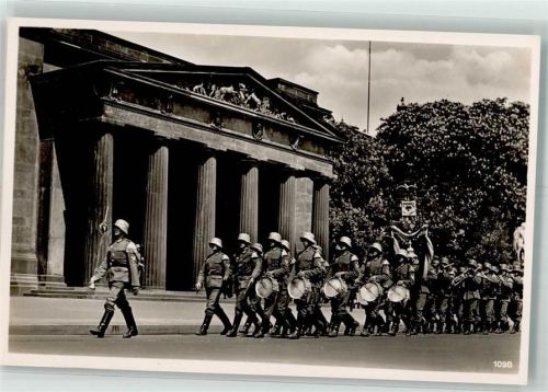 Berlin Mitte Aufzug der Wache mit klingendem Spiel vor dem Ehrenmal Unter den Linden Fotograf Hans Hartz Nr. 1098