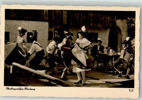 Oberbayrischer Almtanz mit Akkordeonbegleitung Tracht Bier Fotograf Theo Ostermann
