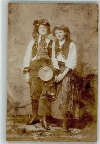 Zwei junge Frauen in bunter Tracht