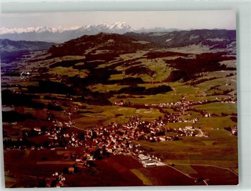Weiler-Simmerberg Fliegeraufnahme des Ortes mit der Kirche Sankt Blasius und Alpenpanorama Foto Original aus Archiv eines Ansichtskartenverlags Ort handschriftlich