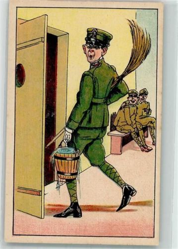 Soldat in Uniform unter dem Gelächter von Kameraden beim Stubendienst Humor