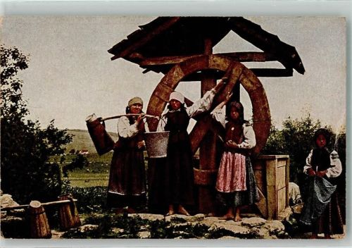 Frauen in bunten Trachten am Dorfbrunnen Verlag Römmler & Jonas Balkan Nr. 11