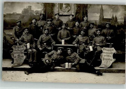 89231 W7910 Neu-Ulm Foto AK Landser des 12. Regimentes in Uniform im Fotostudio Ort lt. Fotograf Eberweins