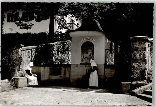 Bad Adelholzen Nonnen an einem Brunnen Foto Original aus Archiv eines Ansichtskartenverlags Ort handschriftlich