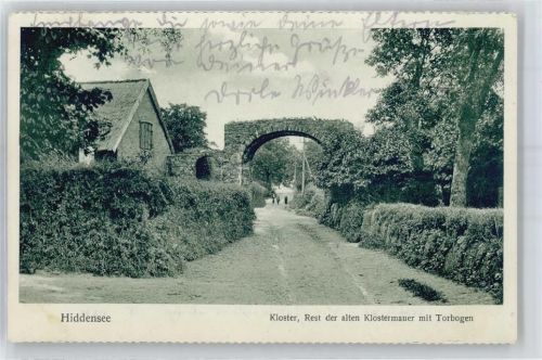 Insel Hiddensee Kloster, Rest der alten Klostermauer mit Torbogen