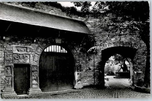 Remagen Romanisches Portal mit Marienbrunnen