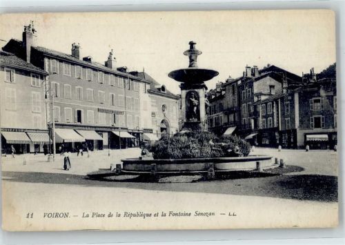 Voiron La Place de la Republique et la Fontaine Senozan
