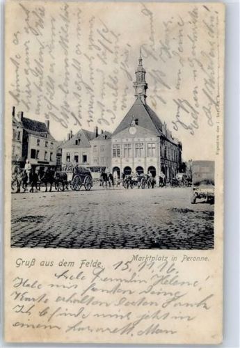 Peronne Marktplatz Rathaus Soldatenzug