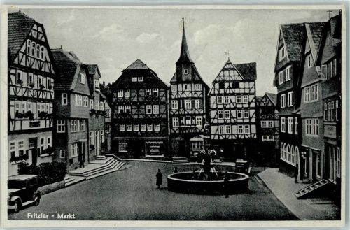 Fritzlar Fritzaler- Markt Oldtimer Fachwerkhaus Treppe Brunnen Turm
