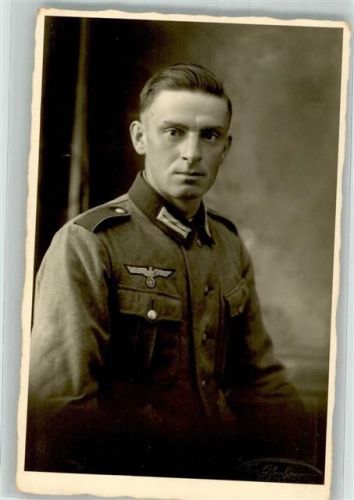 Portraitaufnahme eines jungen Landser in Uniform