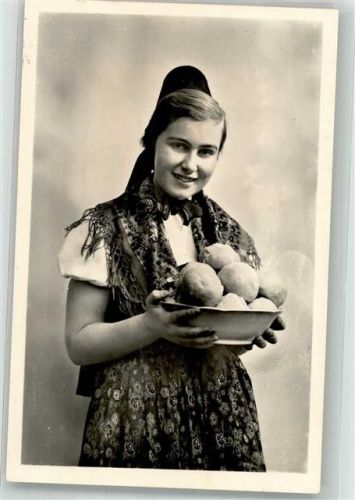 Junge Frau in Tracht mit einer Schüssel Thüringer Klöße Verlag Straub & Fischer Nr. 4