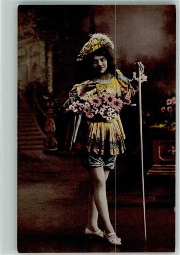 Junge Frau im klassischen Kostüm mit Blumen Arnochrom Serie 1567