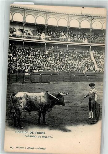 Madrid 1906 Torero mit rotem Tuch gegen einen verwundeten Stier in der Arena