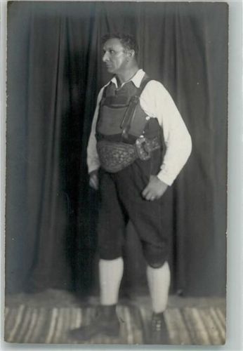 Salzburg Schauspieler in Tracht auf einer Bühne Ort lt. Fotograf Ellinger