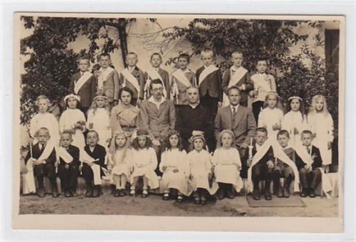 Seltene Fotokarte von Hofkirchen im Mühlkreis. Erstkommunikanten 1933. Ungelaufen. Leichte Abschürfung am rechten Rand unten, sonst gut erhalten.