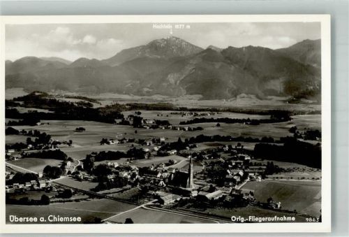 Übersee Fliegeraufnahme des Ortes mit Pfarrkirche St. Nikolaus und Hochfelln
