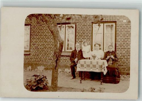 1915 Drei Generationen vor einem Haus Pfeife Stricken