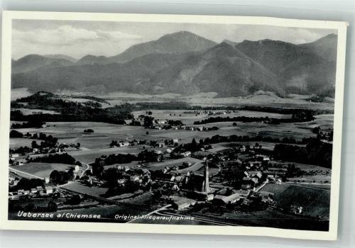 Übersee Fliegeraufnahme des Ortes mit Pfarrkirche St. Nikolaus
