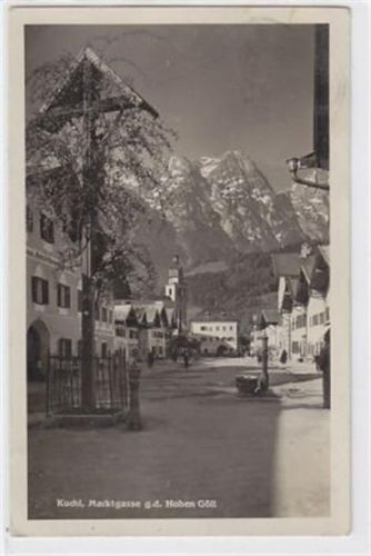 Fotokarte von Kuchl. Marktgasse gegen den Hohen Göll gelaufen, Marke wurde entfernt. Leicht bügig, leicht fleckig, sonst gut erhalten.