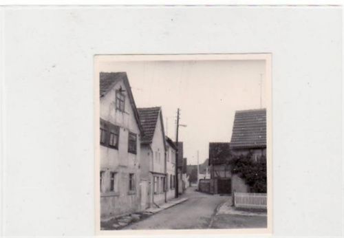 Seltenes Echtfoto von Eichwalde. Maße: 7,7 x 7,7 cm. Abgebildet ist eine Straßenansicht. Postalisch nicht befördert. Top Erhaltung.
