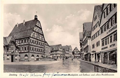 Leonberg. Marktplatz mit Rathaus und altem Marktbrunnen gelaufen. Leichter Stempeldurchdruck, sonst gut erhalten