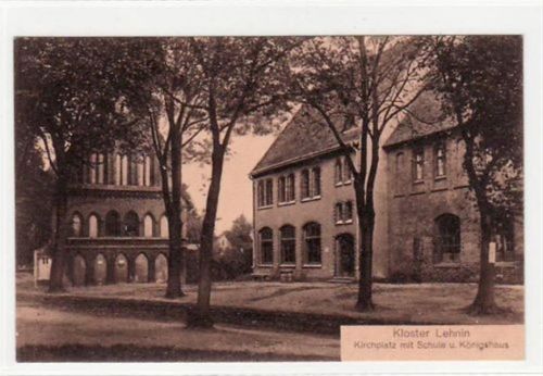 Kloster Lehnin. Abgebildet ist der Kirchplatz mit der Schule und dem Königshaus. Postalisch nicht befördert. Top Erhaltung.