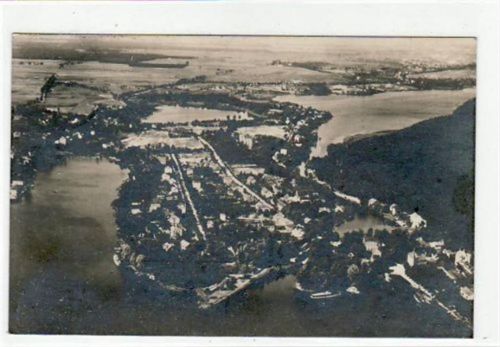 Abgebildet ist die Totalansicht von Woltersdorf bei Erkner vom Flugzeug aus gesehen. Postalisch gelaufen 1929. Die Vorderseite ist leicht fleckig, sonst gut erhalten.