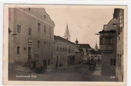Sarleinsbach mit Straßenpartie gelaufen, mit Marke und Stempel von 1937. Vorder- und Rückseite fleckig, sonst gut erhalten