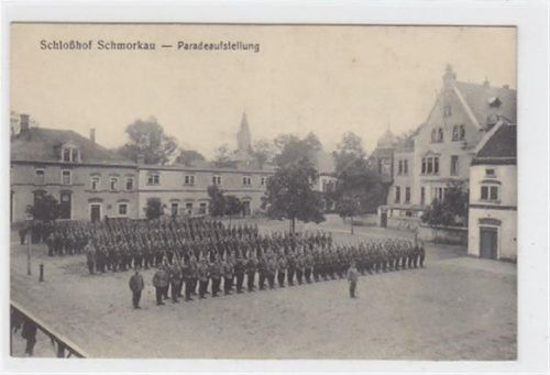 Schmorkau. Schloßhof mit Paradeaufstellung. Karte beschrieben Leichte Flecken Vorderseite, sonst gut erhalten.