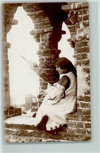 1932 Frau mit einer Spindel Tracht AK