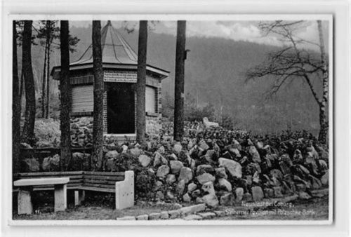Neustadt bei Coburg. Steinerner Pavillon mit Patzschke-Bank gelaufen. Rückseite leicht stockfleckig, sonst gut erhalten