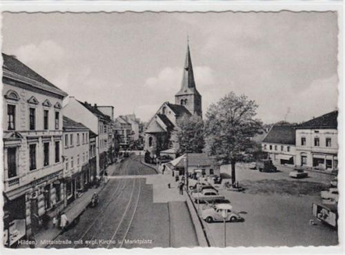 Hilden Hilden. Mittelstraße mit evangelischer Kirche und Marktplatz gelaufen, 1962. Gute Erhaltung.
