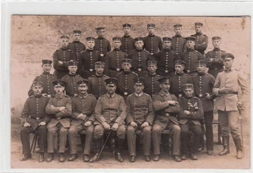 Seltene Fotokarte Gelnhausen. Seltene Echtfotokarte, ein Gruppenfoto von Soldaten. Feldpost, Stempel von 1916. Leichter Stempeldurchdruck, leicht bügig, Ecken mit Albumabdrücken, sonst gut erhalten