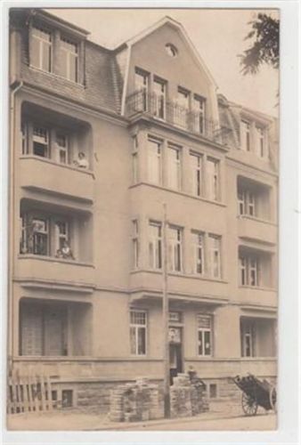 Seltene Fotokarte Mörfelden in Hessen. ein Stadthaus gelaufen, 1917. Die Karte war in einem Album eingeklebt, daher Anhaftungen Rückseite, leicht fleckig, sonst gut erhalten