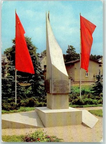 Rautenkranz Denkmal 1. Fliegerkosmonaut der DDR Fahnen