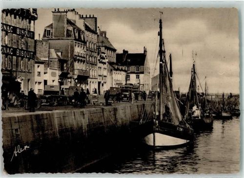 Cherbourg-Octeville le trafic sur les Quais de l`Avant port Fischerboot Oldtimer