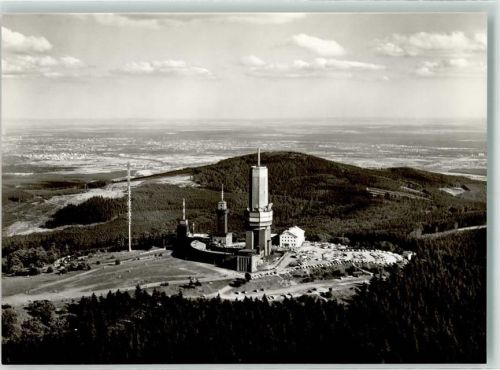 61389 W6384 Feldberg , Taunus Foto AK Fliegeraufnahme vom Großer Feldberg mit Sendemasten und Altkönig