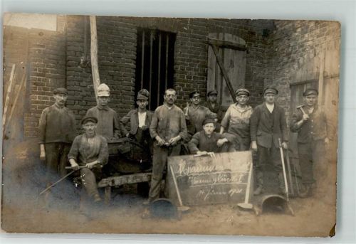 Gruppenaufnahme von Schlossern vor ihrer Werkstatt Privatfoto AK