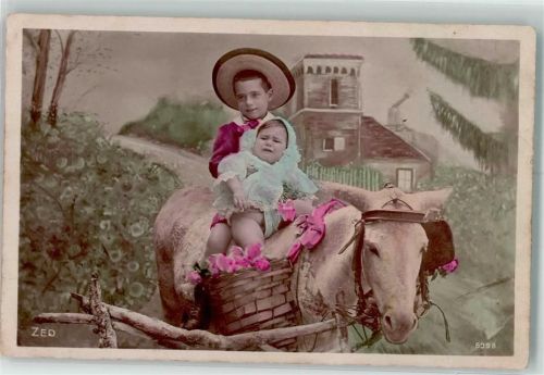 1910 Junge und ein weinendes Baby auf einem stoisch guckendem Esel Fotostudioaufnahme
