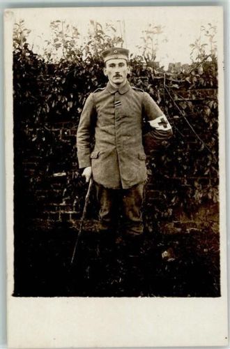 Fotografie eines deutschen Sanitätssoldaten mit Rotkreuzbinde Rotes Kreuz 1917 Privatfoto AK