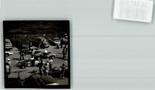 Hockenheim Rennwagen auf dem Parkplatz vor dem Hockenheimring Foto Orginal aus Archiv eines Ansichtskartenverlags Ort handschriftlich