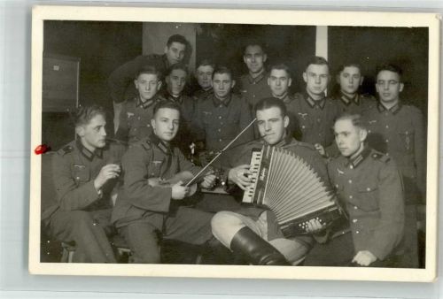 Gruppenaufnahme von Soldaten mit Geige und Ziehharmonika Privatfoto AK