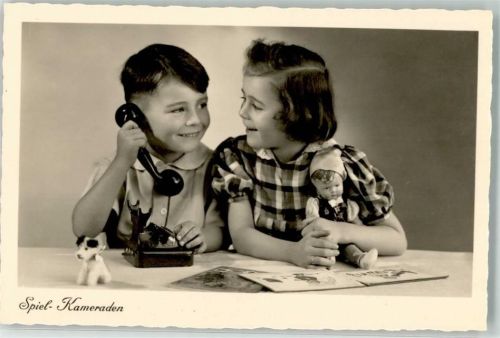 Zwei Kinder mit einem Spielzeugtelefon und Puppe