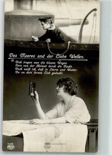 Junge Frau hält das Foto ihres Liebsten in der Hand WK I Amag 196