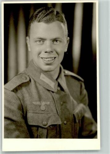 Kempten Ein junger deutscher Soldat in Uniform