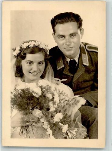Unteroffizier der deutschen Luftwaffe in Uniform mit seiner Braut