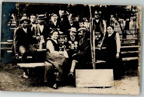 Gruppe Ausschank im Garten Bierkrug