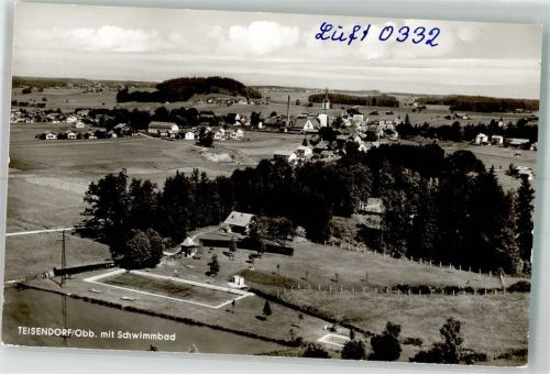 Teisendorf Fliegeraufnahme des Ortes mit der Kirche St. Andreas und dem Schwimmbad
