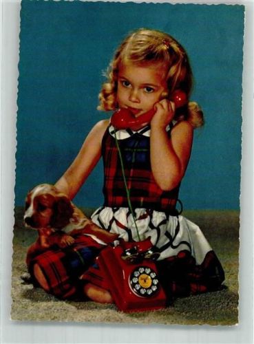 Blondes Mädchen mit einem roten Telefon mit Wählscheibe