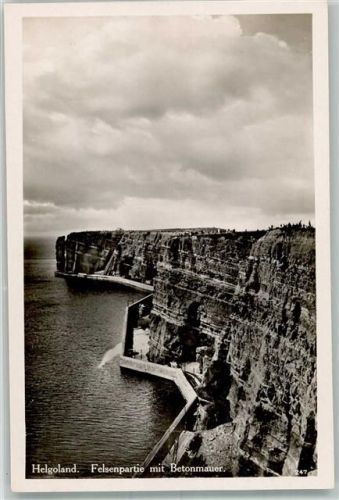 Helgoland Steilküste mit schützender Betonmauer